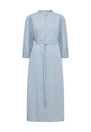 Hellblaues Jeanskleid mit hohem Kragen, langen Puffärmeln, Knopfleiste und tailliertem Bund. Glatte Textur und Midi-Länge.