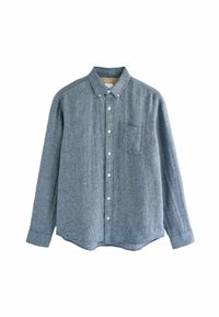 Camisa de botones azul con patrón, cuello extendido, mangas largas, bolsillo en el pecho y un acabado de tela texturizada.