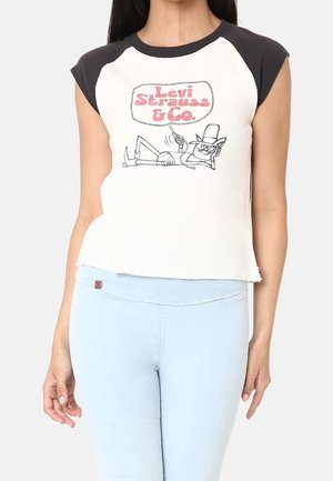 Biała krótka koszulka z czarnymi raglanowymi rękawami, z grafiką logo "Levi Strauss & Co." oraz postacią w czarnej konturze.