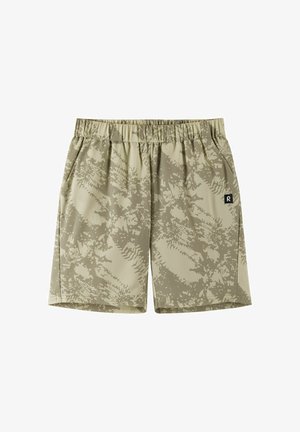 Jasnobeżowe szorty z abstrakcyjnym wzorem kamuflażu w kolorze brązowym, elastycznym pasem, bocznymi kieszeniami i małym czarnym kwadratowym logo po prawej stronie.