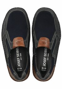 Námořnické a hnědé boty na slip-on s mesh svrchem, kontrastním šitím a texturovanou stélkou. Obsahují značkové detaily a extra šířku.