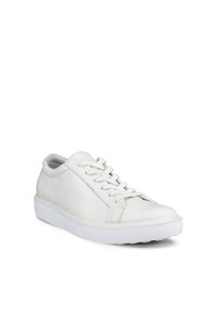 Baskets basses blanches en cuir avec lacets, semelle texturée et col rembourré, présentées sous un léger angle sur fond blanc.