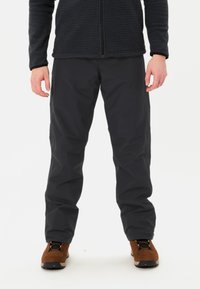 Pantaloni outdoor neri, impermeabili, con vestibilità affusolata, realizzati in tessuto leggero, con una texture liscia e vita regolabile.