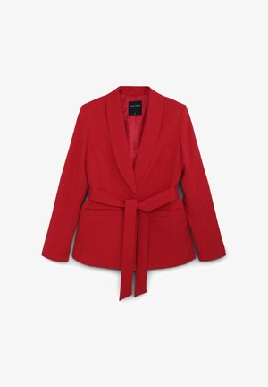 Blazer rosso con un design su misura, rever a punta, maniche lunghe, tasche laterali e una cintura con fiocco in vita. Texture liscia.