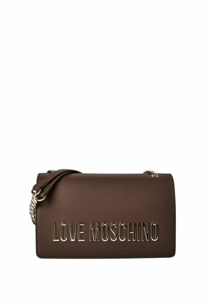 Bolso bandolera rectangular marrón con correa de cadena plateada y gran logo metálico "LOVE MOSCHINO" en la solapa frontal.