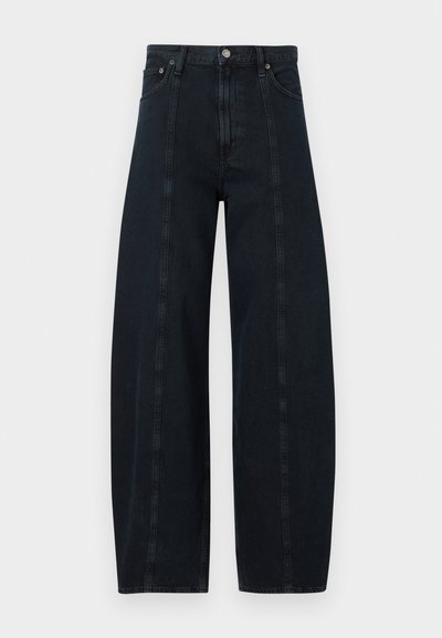 Džíny s širokými nohavicemi z tmavého denimu s vysokým pasem, s kontrastními švy a klasickým pětioktovým designem. Hladká textura, žádné viditelné vzory.