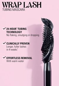 Tubing-Mascara mit einem glänzend schwarzen Applikator und einem strukturierten Bürstenkopf. Der Hintergrund ist ein sanftes Rosa. Der Text hebt die Produkteigenschaften hervor.