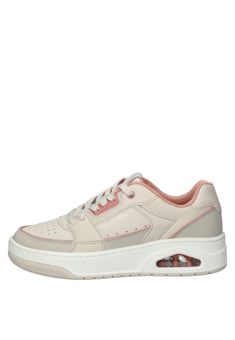 Sneaker beige chiaro con accenti rosa, parte superiore in materiale sintetico liscio, chiusura con lacci, punta perforata e ammortizzazione visibile nella soletta.
