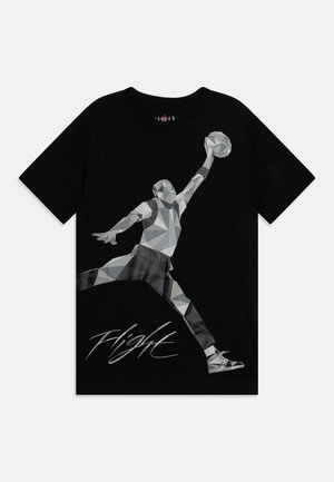 T-shirt de algodão preto com uma estampa geométrica e monochrome de uma figura a saltar para fazer um lançamento de basquetebol. Inclui detalhe de texto "Flight".