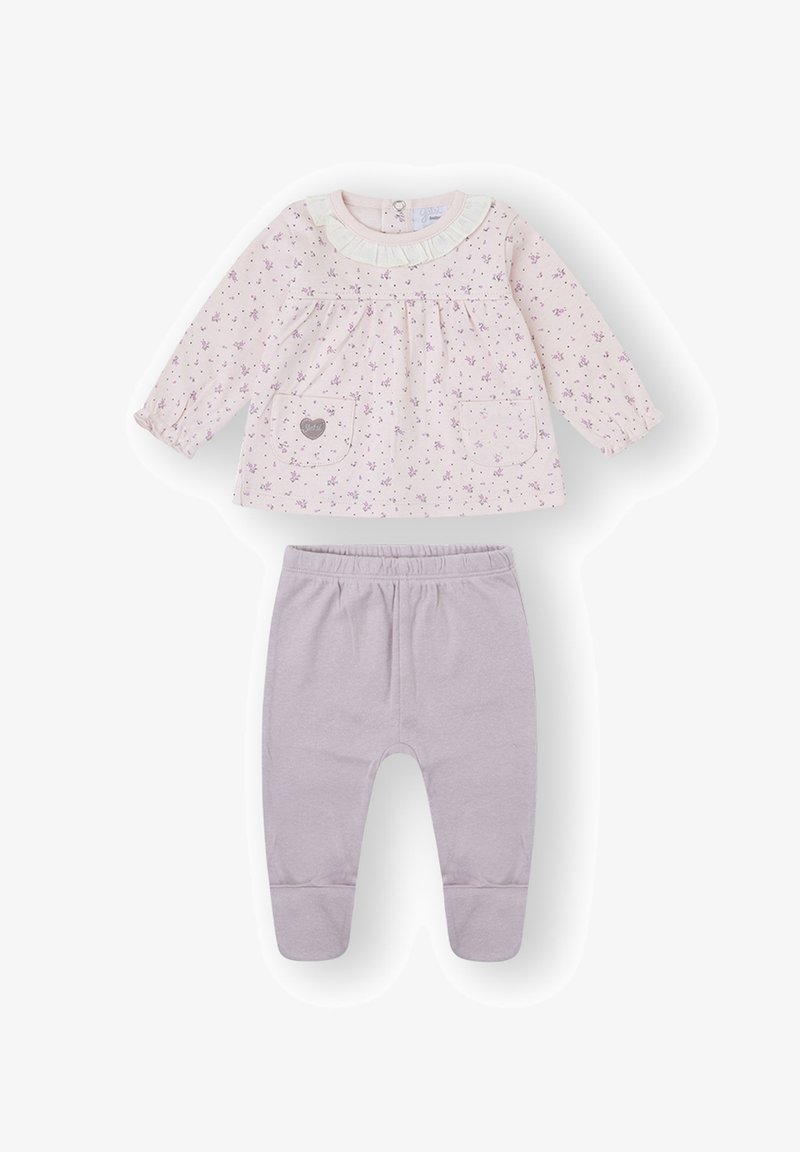 Camiseta rosa de manga larga para bebé con pequeño estampado floral, cuello con volantes, bolsillos frontales, combinada con pantalones de un solo color en púrpura claro con pies integrados.