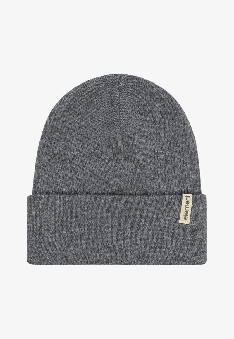 Grijze gebreide beanie met een omgeslagen rand en een klein beige label. De textuur is glad met een subtiel patroon, geschikt voor koud weer.