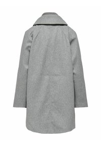 Cappotto di lana grigio con ampio colletto, maniche raglan e taglio dritto. Tessuto testurizzato e design minimalista su uno sfondo semplice.