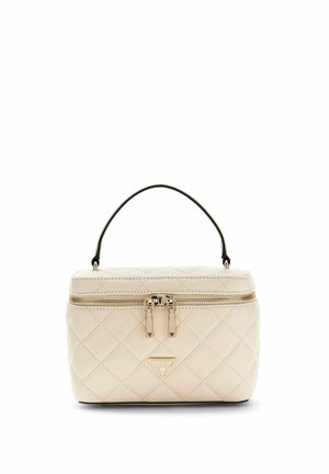 Sac à main rectangulaire matelassé beige avec fermeture éclair dorée et poignée, avec un petit logo triangulaire Guess sur le devant.