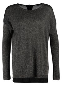 Pull en tricot noir et argent métallique avec des manches longues, un décolleté large bateau et un bas uniforme noir. Présente un éclat subtil et une texture.