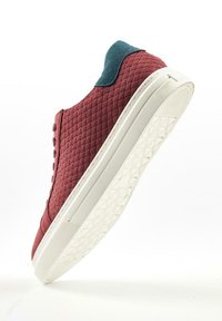 Rode gewatteerde sneakers met teal accenten, witte rubberen zool en een gestructureerd grippatroon. Voorzien van veter sluiting en een gevoerd kraagje.