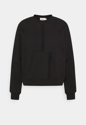 Svart sweatshirt med rund halsringning, långa ärmar och en texturerad söm över framsidan. Tillverkad av mjukt och bekvämt tyg.