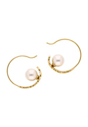 Złote kolczyki koła z teksturowanymi zdobieniami, każdy z pojedynczą dużą białą perłą.