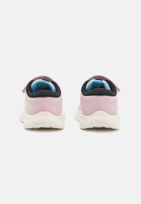 Baskets de sport en maille rose avec un col noir, présentant une doublure intérieure bleue et une semelle blanche rembourrée. Comprend une sangle ajustable pour un meilleur maintien.