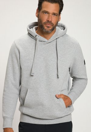 Grauer Fleece-Hoodie mit Kängurutasche, Kapuze mit Kordelzug und gerippten Bündchen. Enthält einen schwarzen Akzent am linken Ärmel. Weiche Textur.