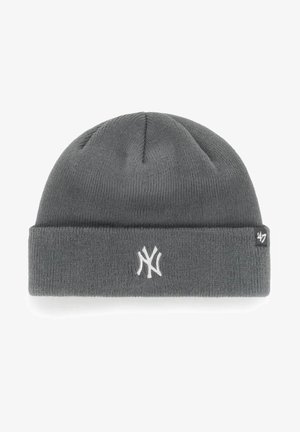 Beanie gri tricotat dintr-un material moale, având un tiv pliat și un logo brodat alb în față, cu o etichetă mică neagră pe lateral.