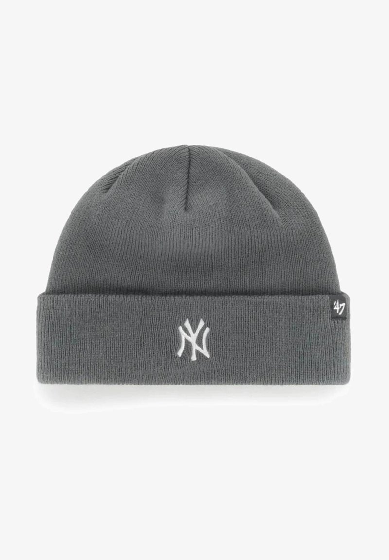 Bonnet en tricot gris fabriqué en tissu doux, avec un revers replié et un logo brodé blanc à l'avant ainsi qu'une petite étiquette noire sur le côté.
