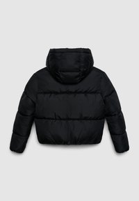 Giacca a vento nera con cappuccio, caratterizzata da un design trapuntato, polsini elastici e lunghezza cropped. Finitura liscia e lucida.