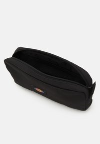 Estuche negro para lápices con textura suave, que cuenta con un cierre de cremallera y un interior de malla. Destacado con un pequeño logotipo de color en el lateral.