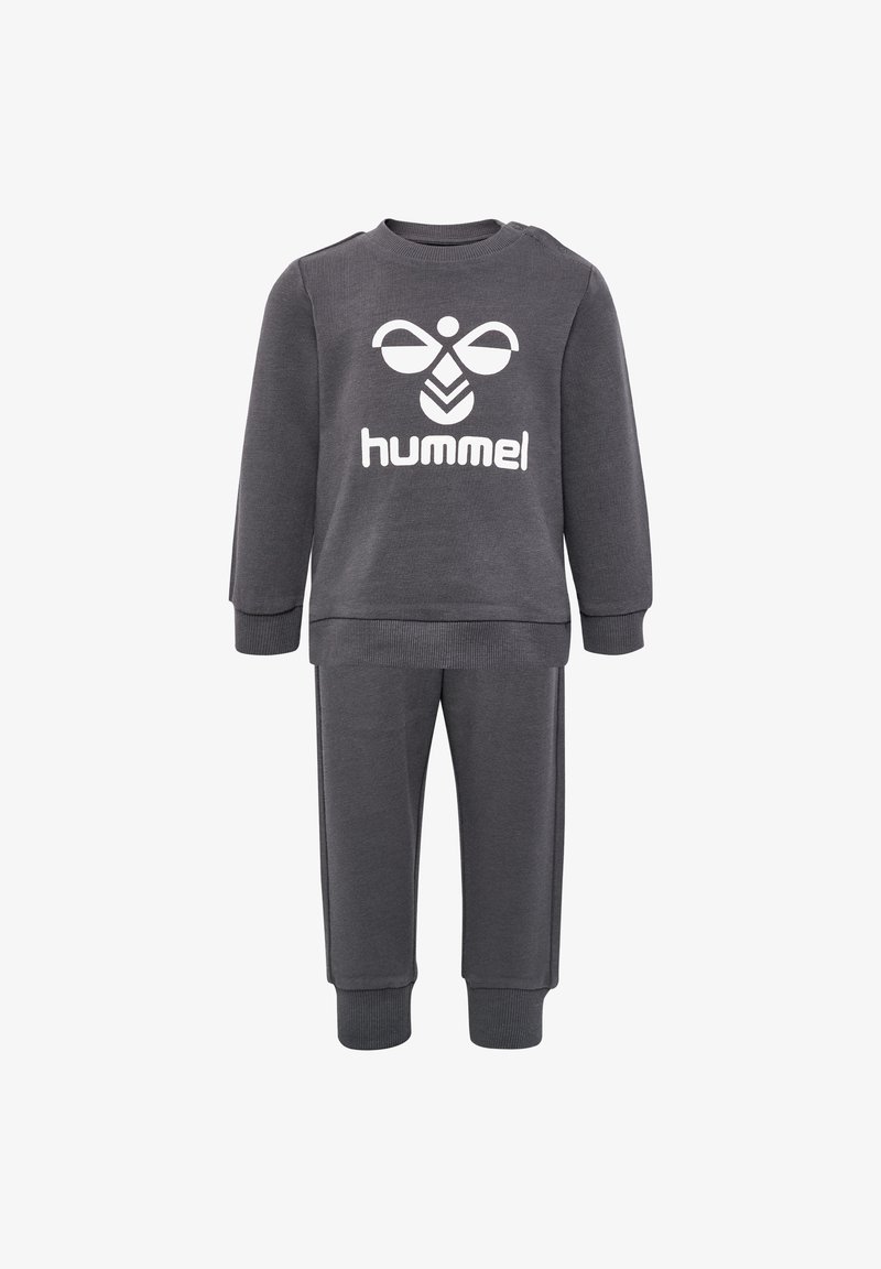 Mørkegrå sweatshirt- og buksesæt lavet af blødt stof, med et stort hvidt logo på forsiden og ribbede manchetter for ekstra komfort.