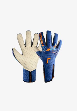 Tormannhandschuhe mit einem blauen, strukturierten Außenmaterial und orangen Akzenten, einer weißen Griffoberfläche mit erhabenen Punkten und einem gepolsterten Handgelenkbereich.