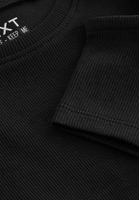 Next COLD SHOULDER REGULAR FIT - Tričko s potlačou - black