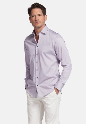 Lichtpurper knoopshirt met een klein geometrisch patroon, lange mouwen, subtiele glans en contrasterende donkere knopen. Gecombineerd met witte broek.