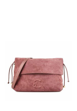 Bolso de hombro de ante rosa suave con solapa frontal, correa ajustable, laterales con cordones y un pequeño logo en relieve en la parte delantera.