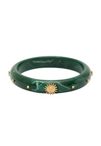 Groene gemarmerde armband met een gladde afwerking, in accent met gouden metalen studs en een zonvormig detail aan één kant.