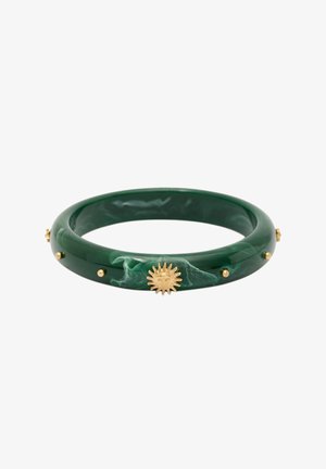 Brazalete bangle de mármol verde con un acabado suave, acentuado por tachuelas de metal dorado y un detalle en forma de sol en un lado.