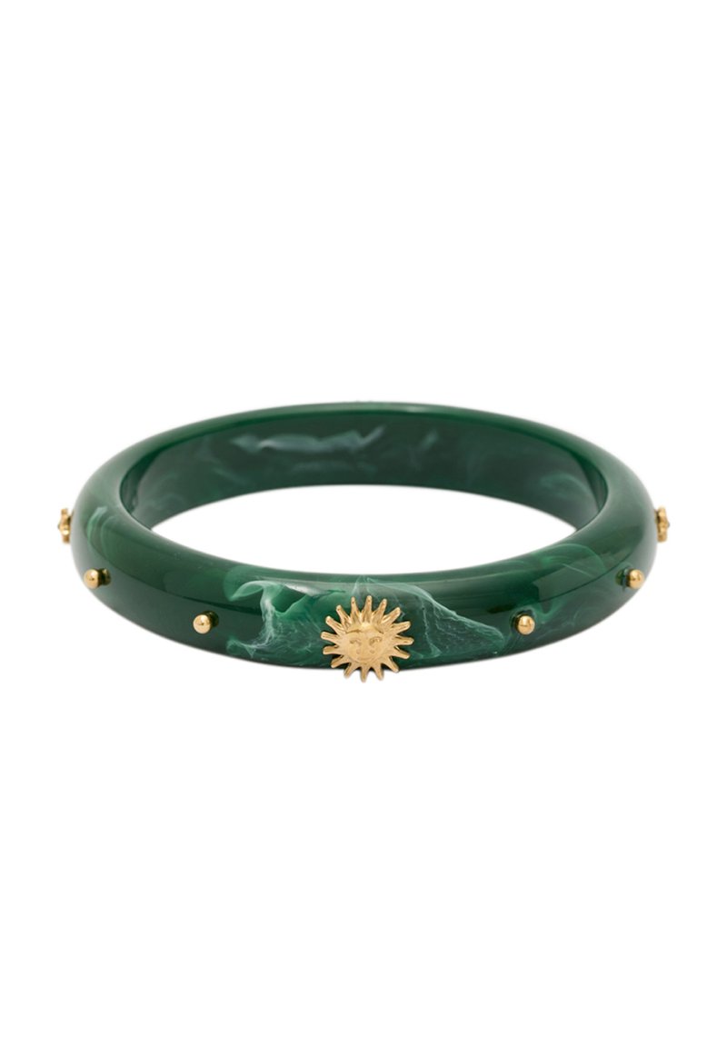 Groene gemarmerde armband met een gladde afwerking, in accent met gouden metalen studs en een zonvormig detail aan één kant.