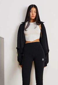 adidas Originals ESSENTIALS FLARED - Legingi — bikses - black
