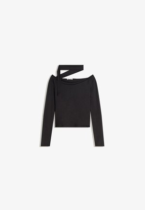 Schwarzes Langarm-Crop-Top mit schulterfreiem Design und asymmetrischen Trägerdetails auf einer Seite.