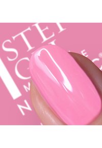 Lys rosa neglelakk med blank overflate, vist på en finger. Bakgrunnen har en lysere rosa farge med hvit tekst.