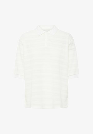 Polo en tricot blanc à manches courtes, avec un col classique et de subtiles rayures horizontales de textures variées.