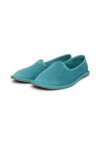 Scarpe slip-on color teal realizzate in morbido suede, con punta arrotondata, dettagli cuciti attorno alla suola e suola piatta e flessibile in gomma.