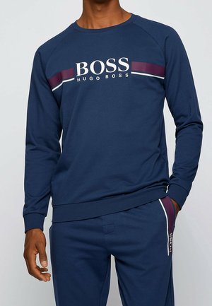 Sudadera azul marino de manga larga y diseño raglán. Presenta rayas horizontales en blanco y burdeos, y el logo "BOSS HUGO BOSS" en la parte frontal.