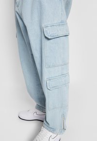 Karl Kani KK SMALL SIGNATURE - Traperice ravnih nogavica - bleached blue