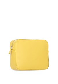 Borsa rettangolare gialla in pelle con superficie texturizzata e chiusura con zip. Presenta angoli arrotondati e una singola zip laterale per l'accesso.