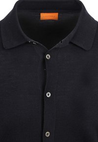 Marineblauwe gebreide polo met een kraag, voorzien van zilveren knopen en een oranje label "Suitable" onder de halslijn.