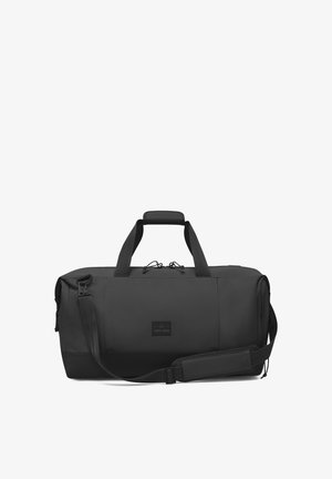 Schwarze Reisetasche aus strukturiertem Material, mit doppelten Griffen, einem verstellbaren Schultergurt und einem Logopatch auf der Vorderseite.