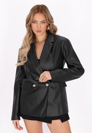 Černý blazer z umělé kůže se strukturovanými rameny, dvouřadým zapínáním a zlatými knoflíkovými akcenty. Hladká textura a elegantní design.
