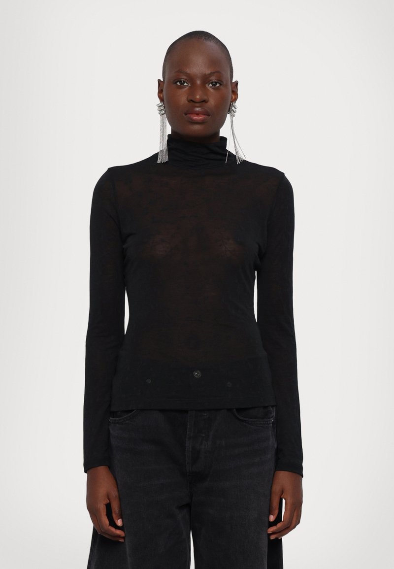 Cămașă neagră cu mâneci lungi și guler înalt, cu o textură transparentă și un design ajustat, având două butoane la marginea inferioară.