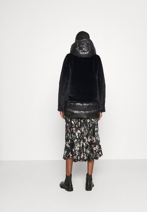 Abrigo de plumas - mottled black