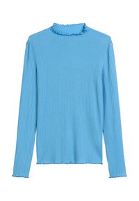 Helleblaue gerippte Langarmbluse mit hohem, gerafftem Halsausschnitt und gerafften Kanten an den Ärmeln und dem Saum vor einem weißen Hintergrund.