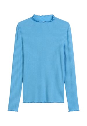 Haut à manches longues côtelé bleu clair avec un col haut à volants et des bords à volants sur les manches et l'ourlet sur fond blanc.